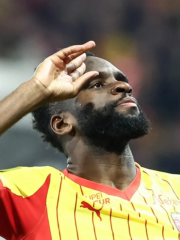 Lens verplettert Angers (5-1) en zet PSG onder druk