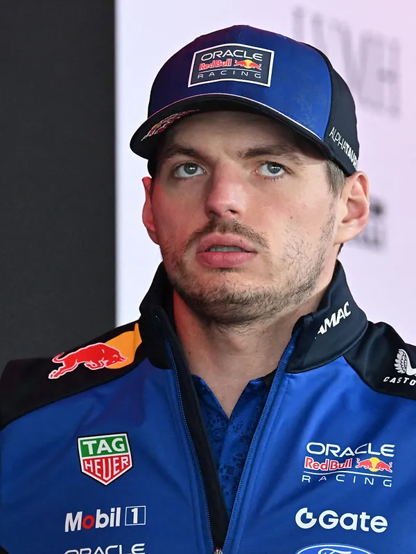 “Ik zeg geen woord zolang hij erbij is”: wraakzuchtig sluit Verstappen een Engelse journalist uit van een persconferentie