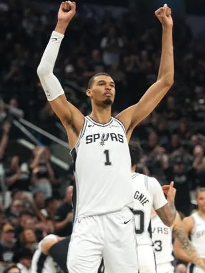 NBA: Wembanyama en de Spurs winnen game 5 tegen de Blazers en stoten door naar de halve finales!