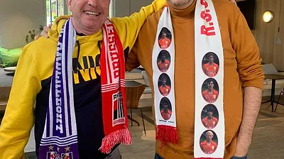 Top Prono E11 - Marc Delire préface la première journée des Playoffs avec deux fans ! - Dans notre rendez-vous hebdomadaire « Top Prono », l’emblématique journaliste sportif Marc Delire accueille deux supporters pour préfacer les chocs de Pro League du week-end. Au menu de ce 11e numéro : la première journée des Playoffs, avec notamment un Topper très attendu en PO1, les débuts du Standard en PO2 ou encore La Louvière en Playdowns…