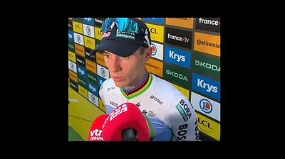 Remco Evenepoel is dolgelukkig met zijn tweede plaats in het eindklassement.