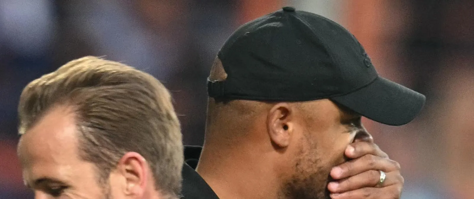 Le sourire des deux hommes.