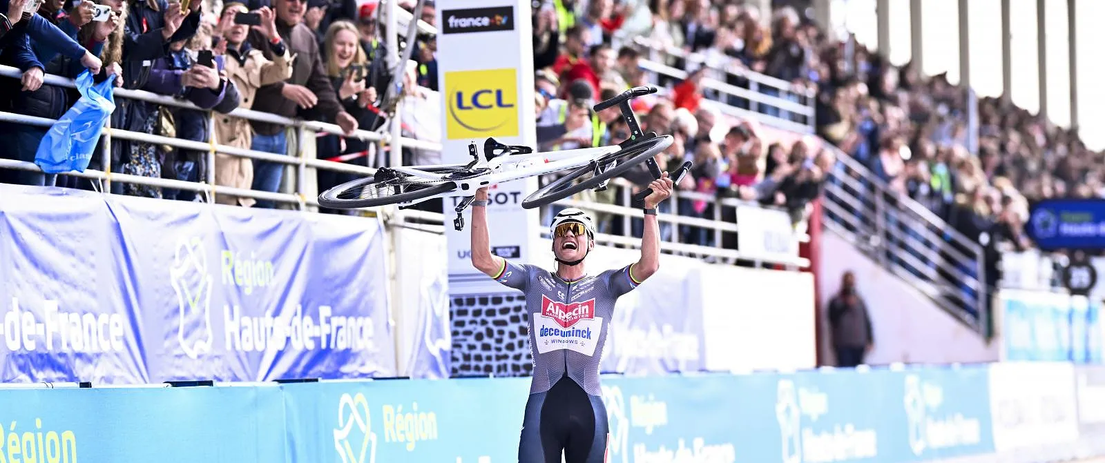 Dutch Mathieu van der Poel of Alpecin-Deceuninck wins the men elite race of the 'Paris-Roubaix' one day cycling race, 259,2 km from Compiegne to Roubaix, France, on Sunday 13 April 2025. BELGA PHOTO JASPER JACOBS