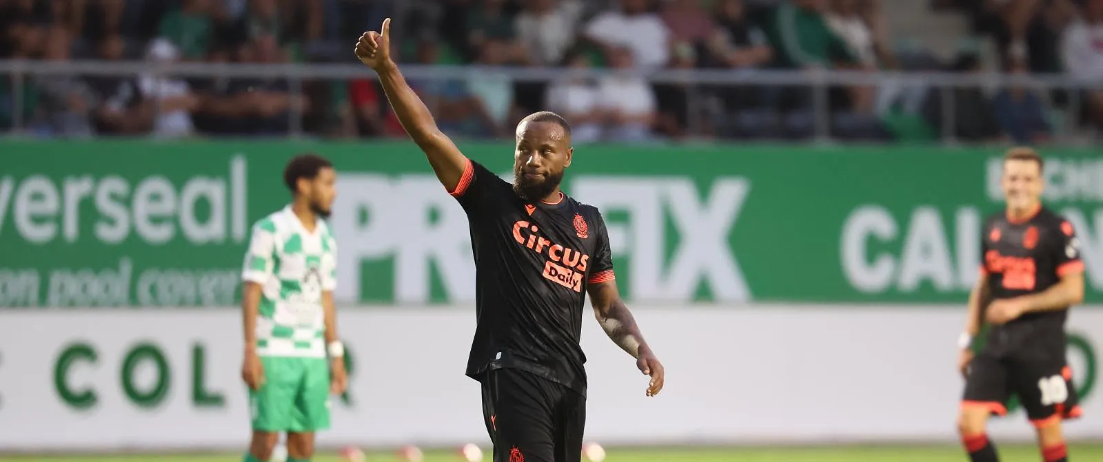 Le Standard gâche le retour en D1 de La Louvière et prend la tête de la Pro League - Belga