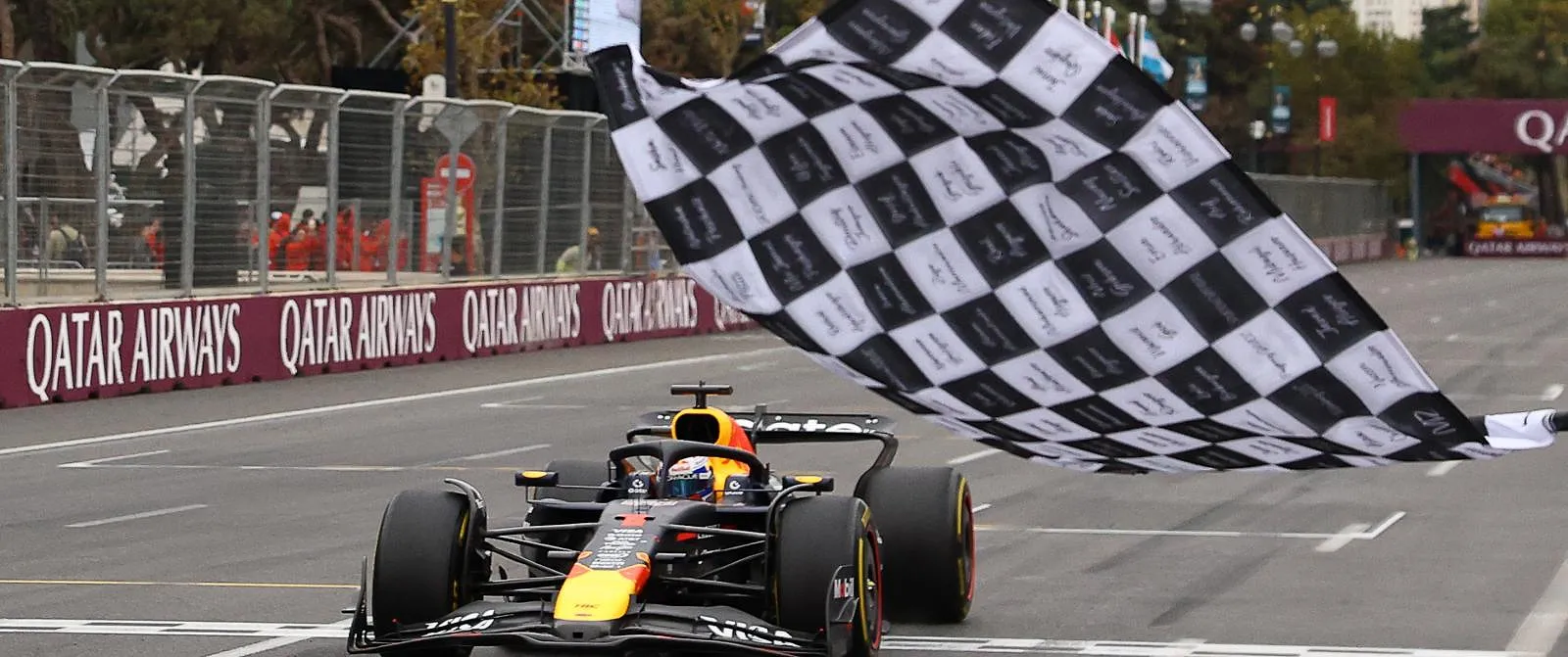 F1 Azerbaïdjan : Verstappen signe une 2e victoire consécutive, Piastri abandonne au 1er tour - Belga