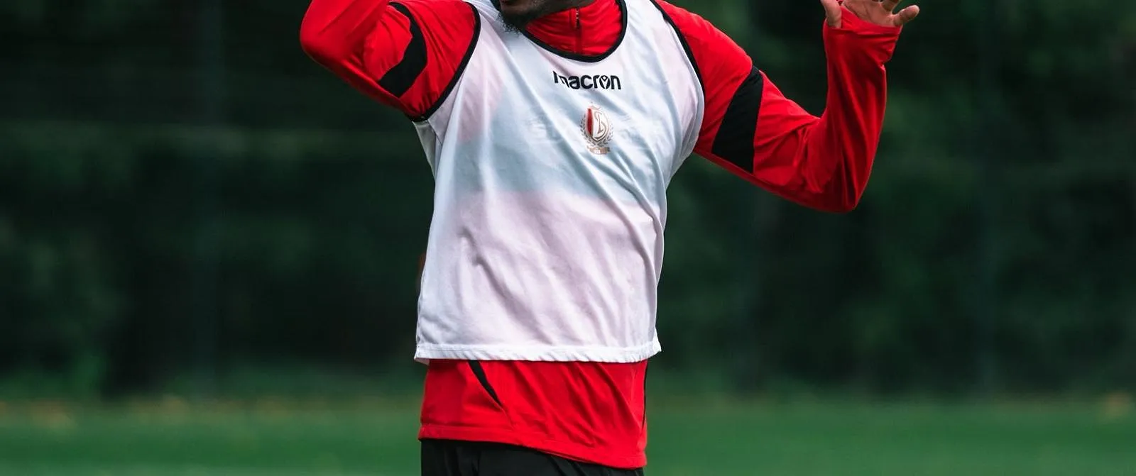 Bonne nouvelle pour le Standard : Josué Homawoo a repris l’entraînement après sa grosse frayeur ! - Tom Oliver