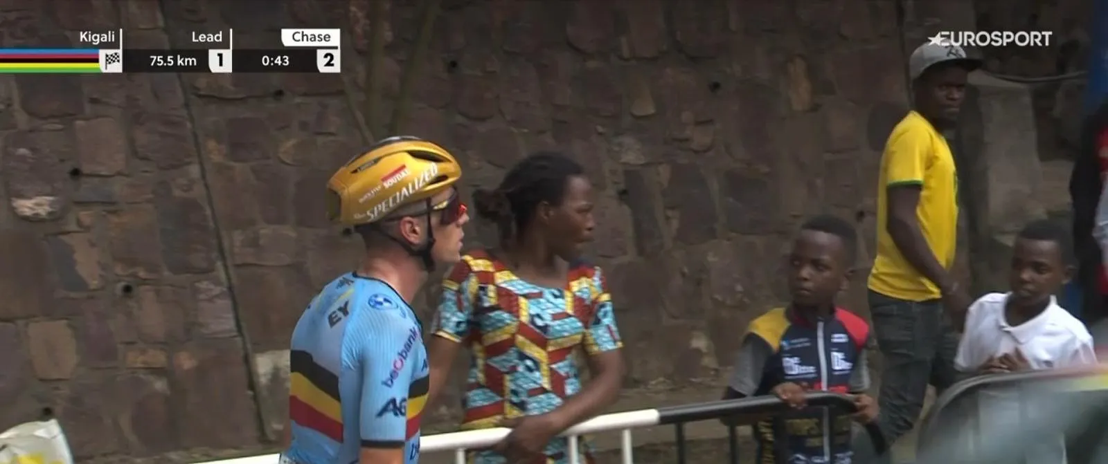 C’est l’image du jour : Remco Evenepoel, furieux, frappe le sol de rage (video) - Samuel Guadi