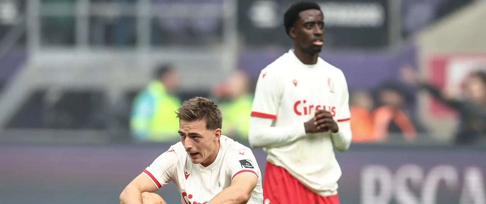 Le Standard enrage contre l’arbitrage du Clasico : « Nous ne méritons pas de perdre » (vidéos) - Tom Oliver