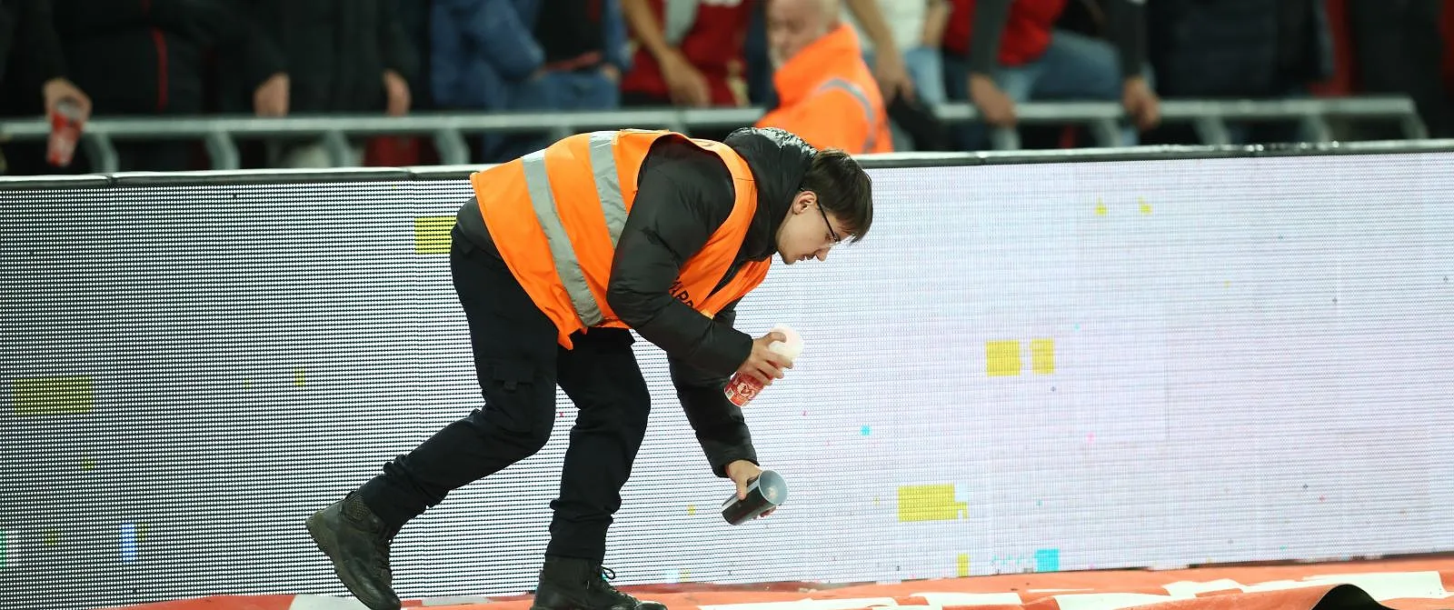 Standard-Antwerp reprendra à huis clos lundi à 15 heures - Belga