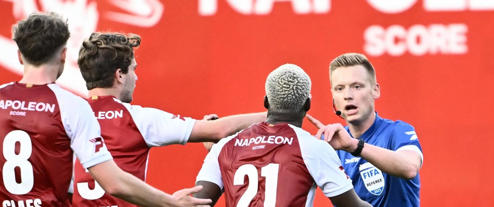 L’arbitre a-t-il touché la balle ? Le but polémique de l’Union à Zulte Waregem - Jérôme Jordens