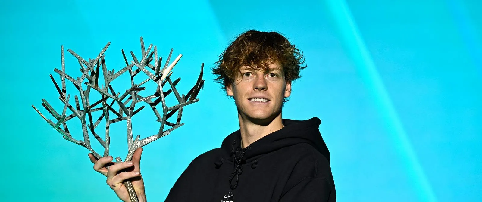Le titre et la place de numéro 1 mondial, Jannik Sinner fait coup double à Paris - Belga