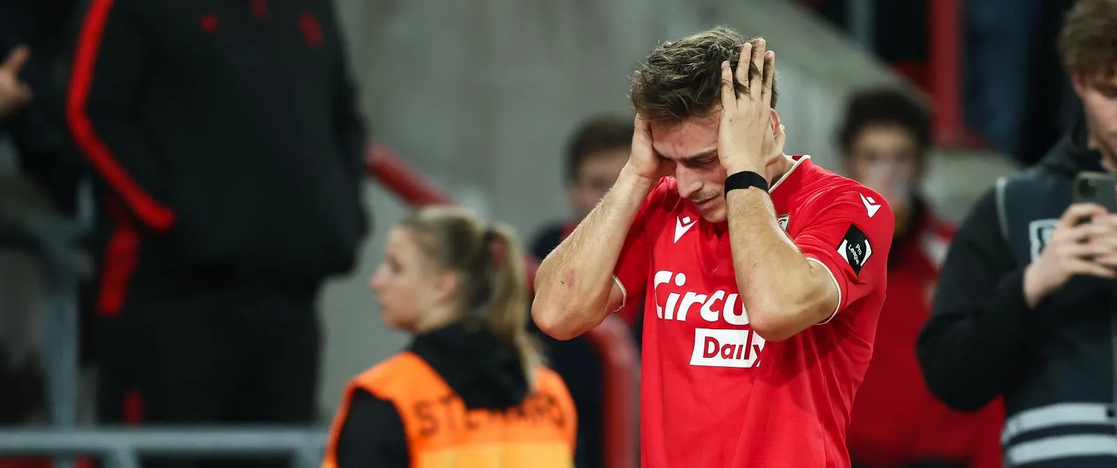 L’hécatombe continue au Standard : deux nouveaux blessés, « cela m’inquiète » avoue Vincent Euvrard - Tom Oliver