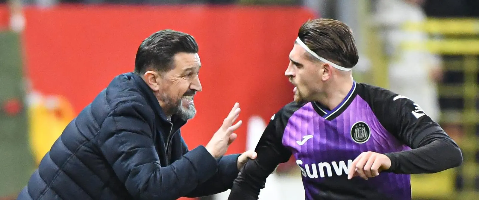 Besnik Hasi calme le jeu après le clash avec Bertaccini : « Tant qu’il marque, il peut continuer » - Tom Oliver