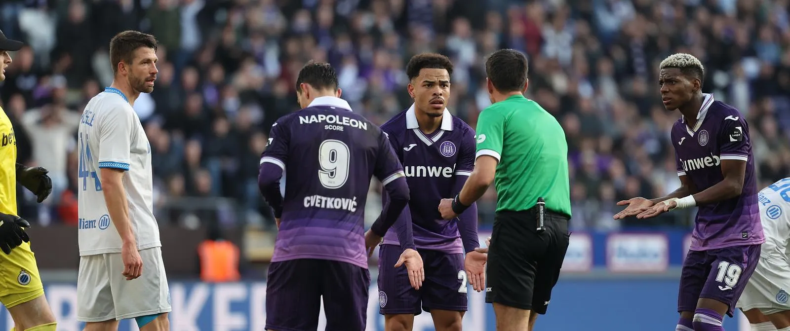 « Non Hans, stop ! » : DAZN dévoile des images exclusives venant du VAR durant le Topper (vidéo) - Tom Oliver