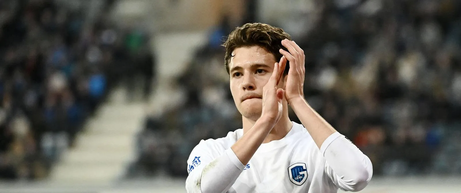 Genk frappe un grand coup : Kostas Karetsas prolonge jusqu’en 2029 ! - Tom Oliver