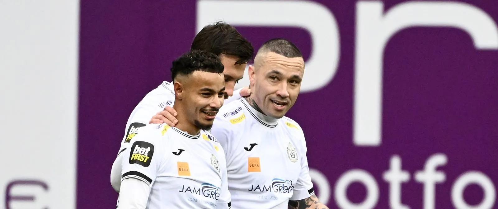 Radja Nainggolan fidèle à lui-même : son dernier but est une véritable pépite - Samuel Guadi