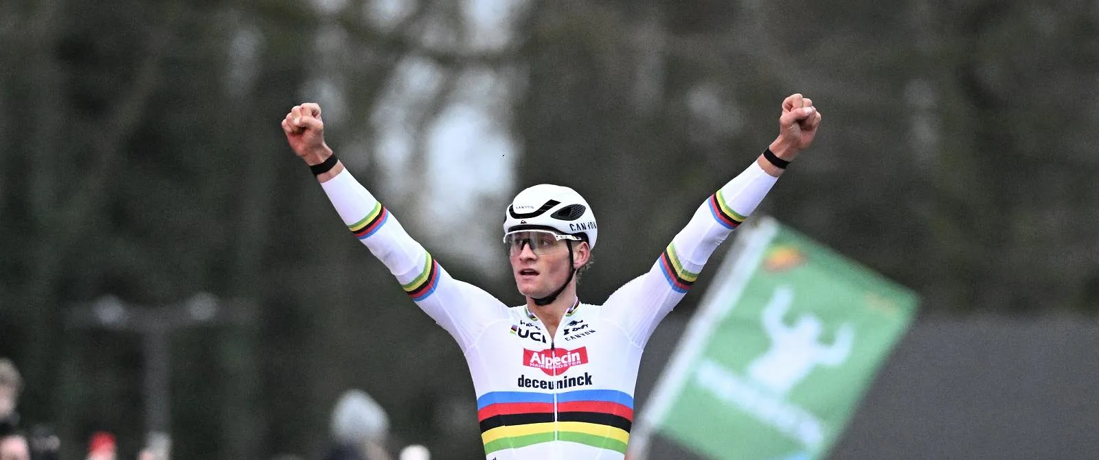 Mathieu van der Poel sort vainqueur de son premier duel contre Wout van Aert, 7e, à Anvers - Belga