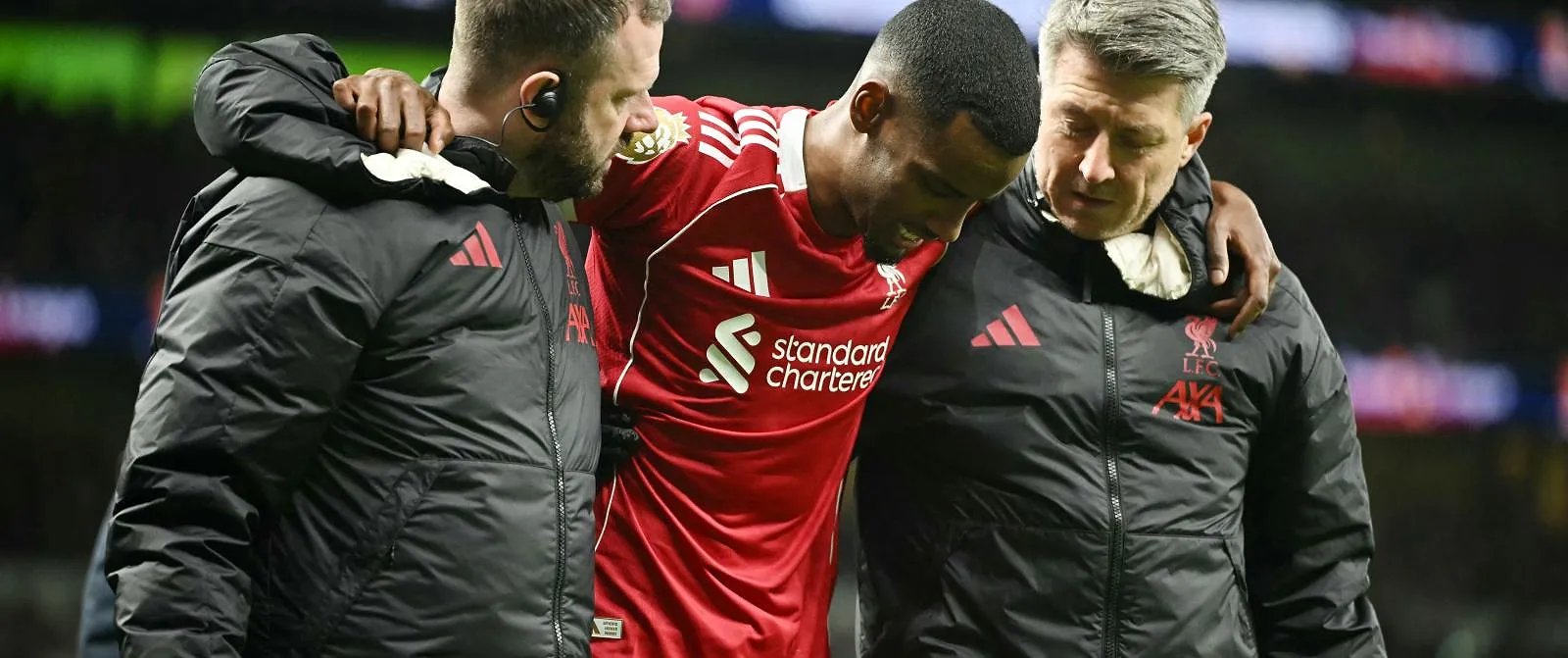 Arne Slot confirme : opéré d’une fracture du péroné, Isak devrait être absent au moins 2 mois - Belga