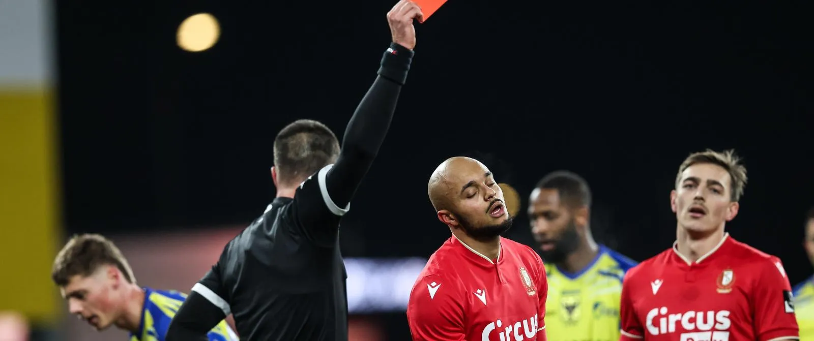 Réduit à 10, le Standard chute de nouveau à domicile, cette fois contre Saint-Trond (1-2) - Belga