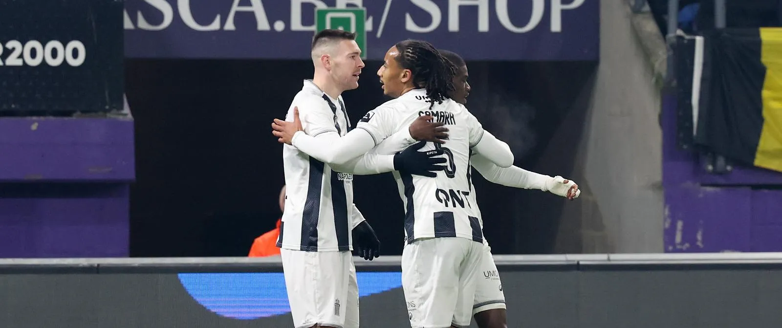 Après une interruption pour jets de gobelets, Anderlecht battu 1-2 par Charleroi - Belga