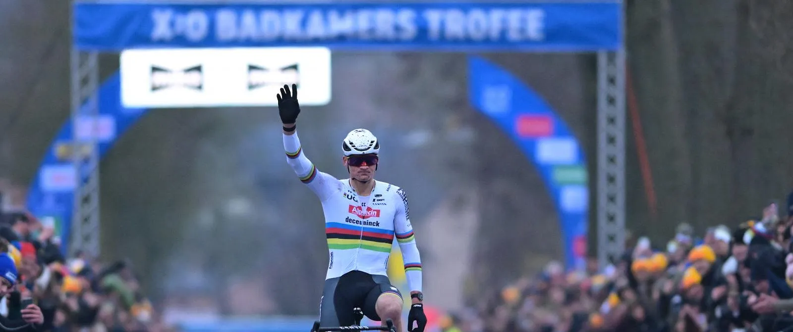 Invincible : Mathieu van der Poel se balade encore en cyclocross à Loenhout - Belga