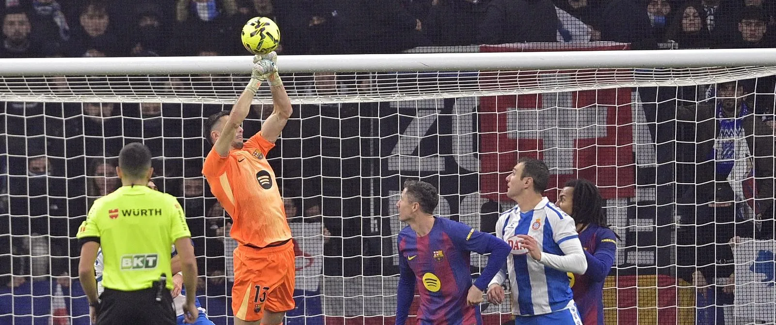 Les supporters de l’Espanyol réservent un accueil bouillant à Joan « le Rat » Garcia, mais le Barça remporte le derby - Jérôme Jordens