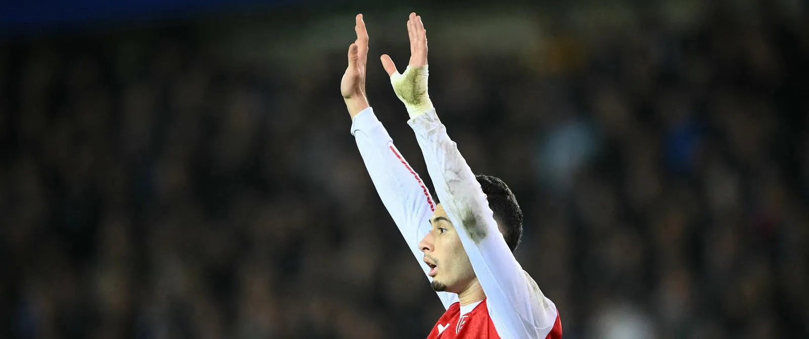 Martinelli s’excuse après avoir poussé Bradley, finalement sorti sur civière, Slot prend sa défense - Jérôme Jordens