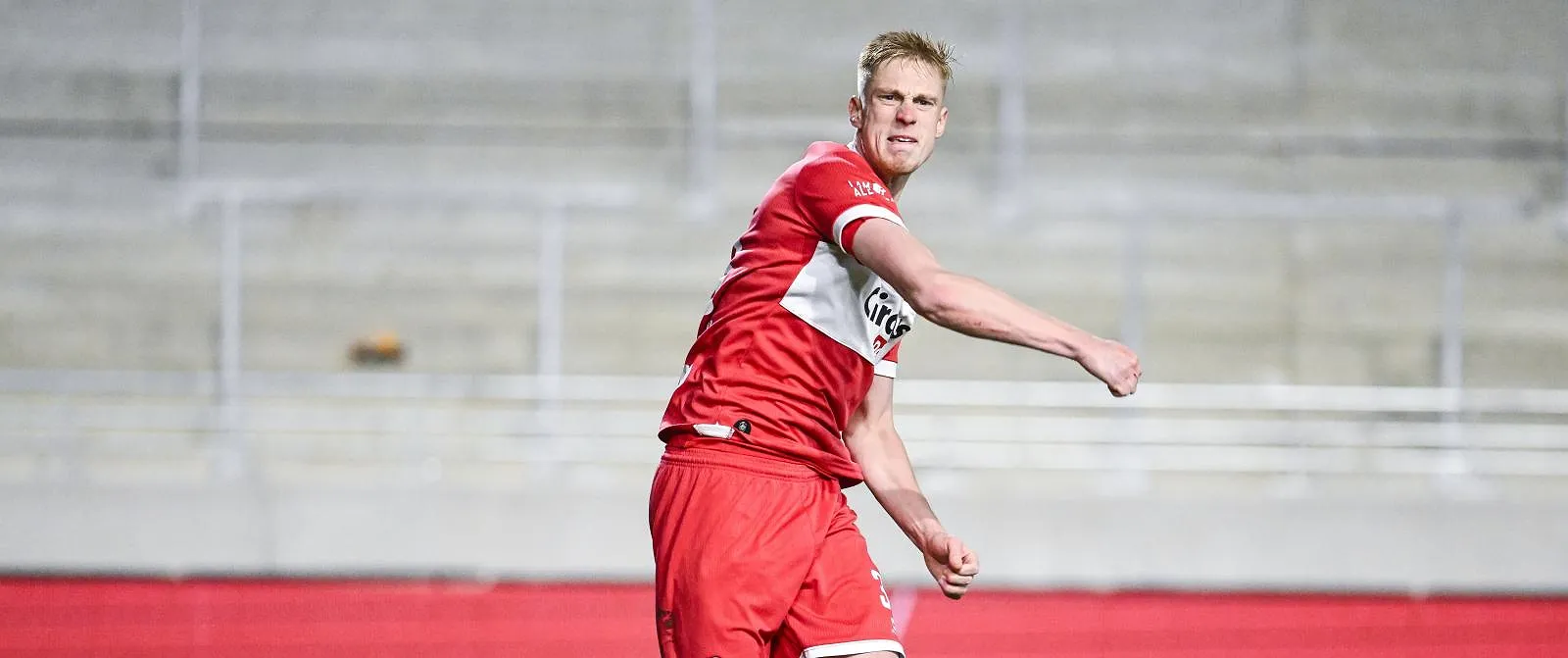 Malgré son départ en fin de saison, Oosting compte toujours sur Van Den Bosch : « Il est disponible pour dimanche et jouera » - Jérôme Jordens