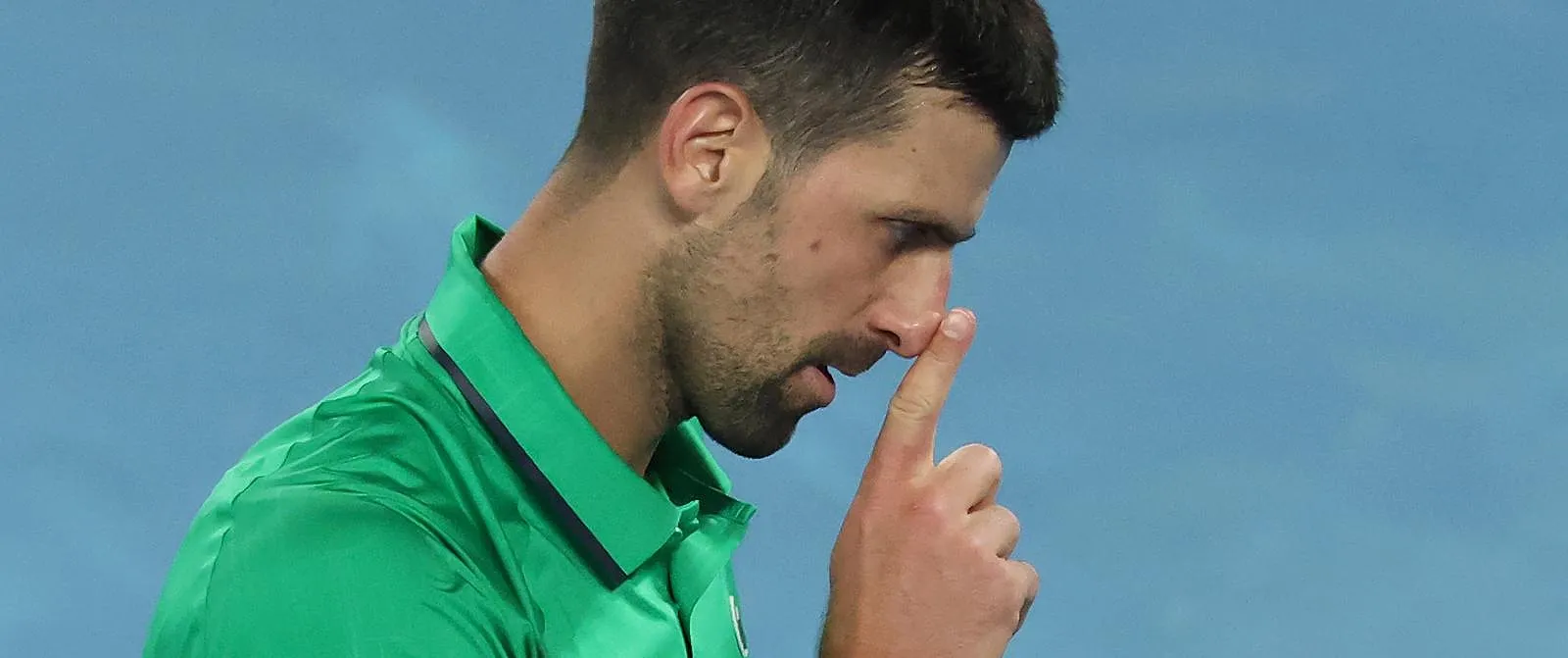Open d’Australie : Novak Djokovic fait un geste qui aurait pu lui coûter très cher ! - Guillaume Jans