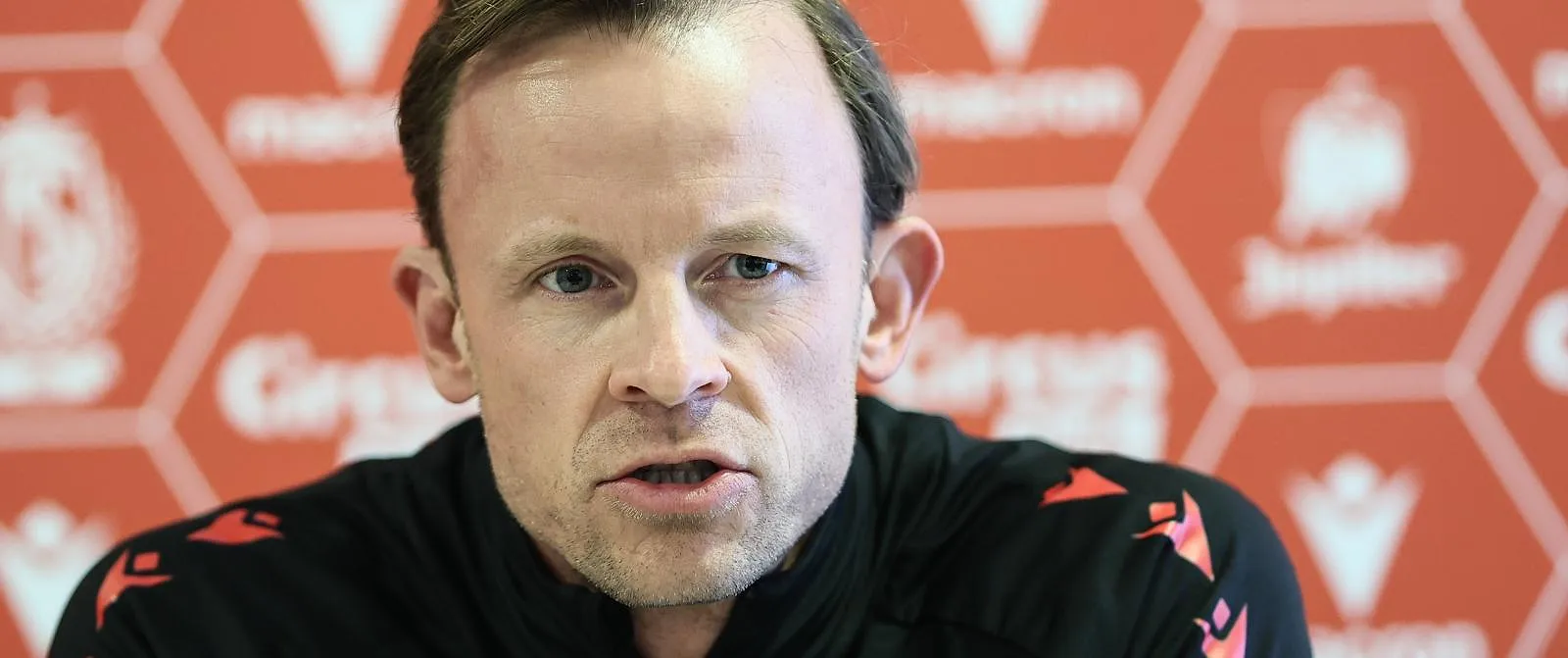 « Il faut gagner les deux derniers » : la conférence de presse de Vincent Euvrard avant Antwerp-Standard en vidéo - Circus Daily