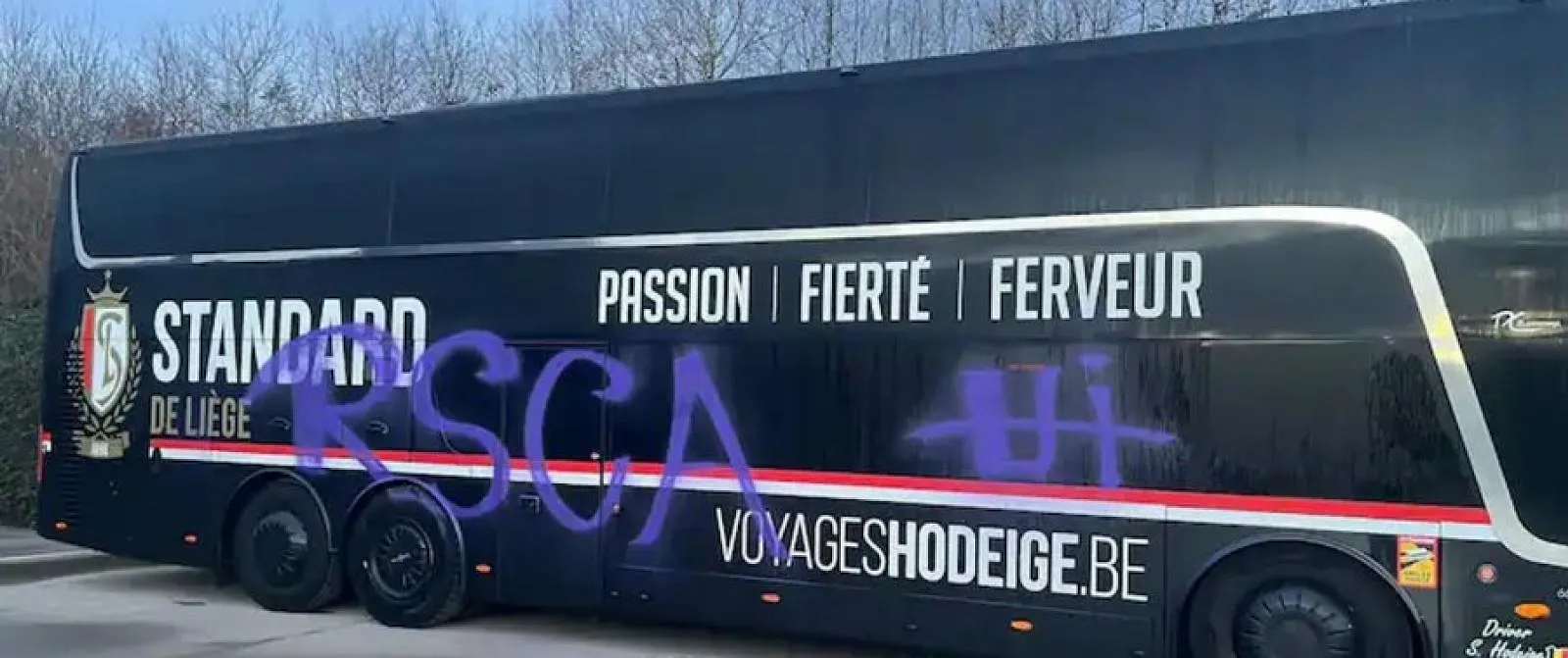 Clasico : Les hostilités ont déjà commencé, le bus du standard tagué par des supporters d’Anderlecht - Guillaume Jans