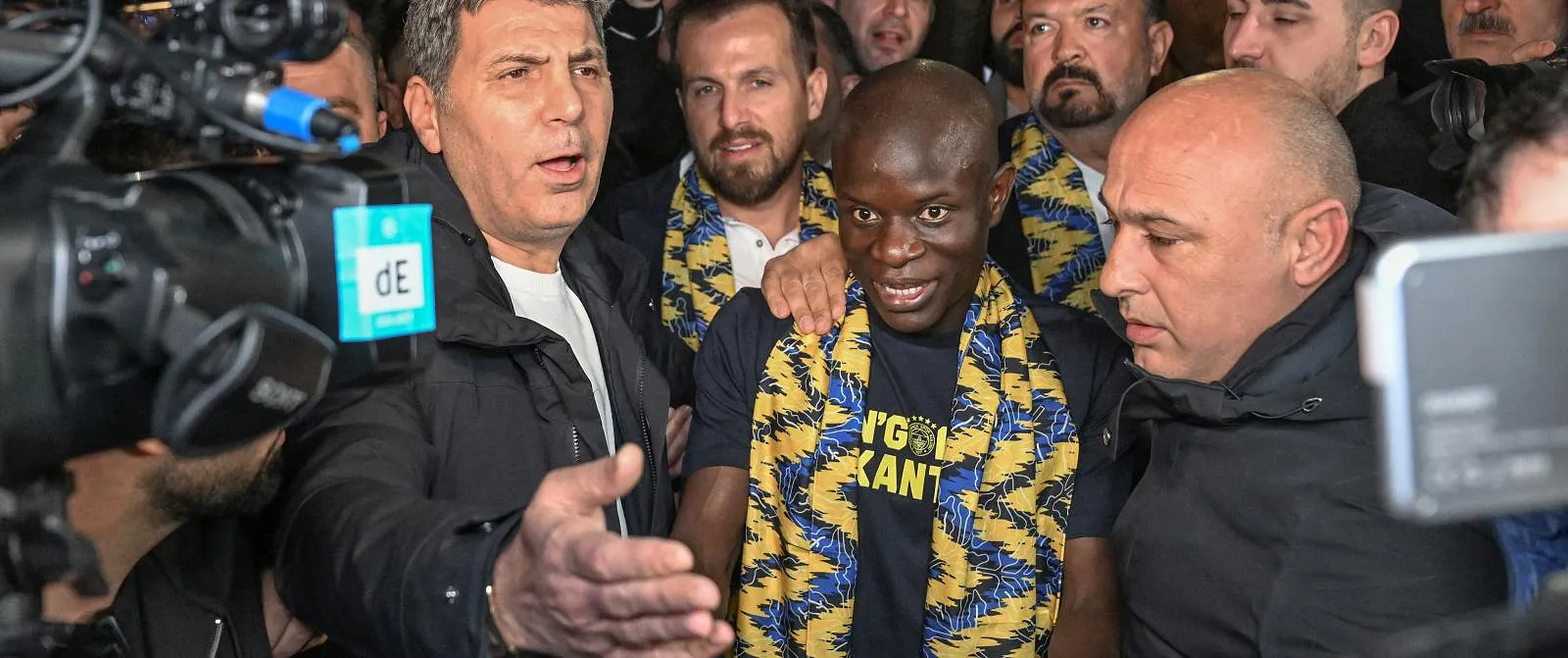 L’accueil totalement dingue des supporters du Fenerbahce pour Ngolo Kanté - Guillaume Jans