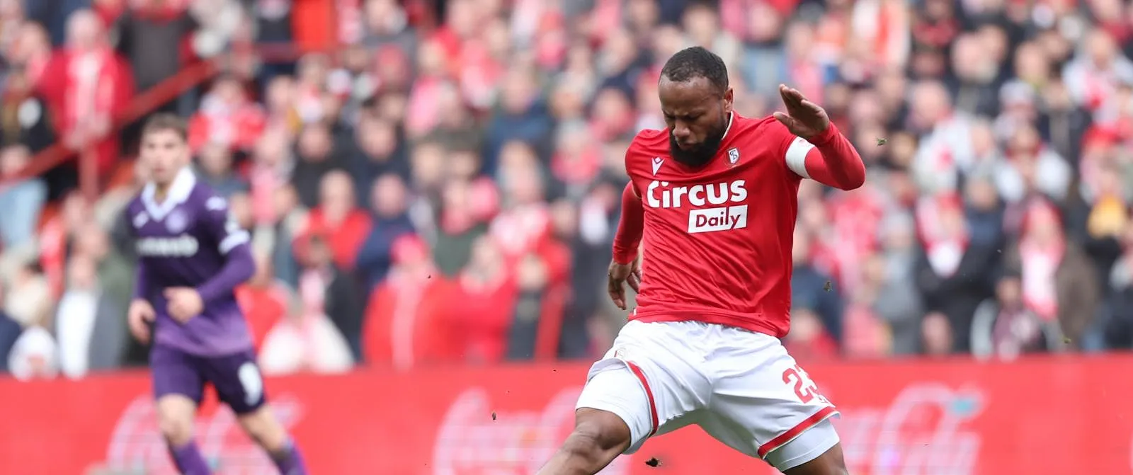 Ilaimaharitra incertain, encore trop tôt pour El Hankouri : Euvrard fait le point sur les blessés au Standard - Jérôme Jordens