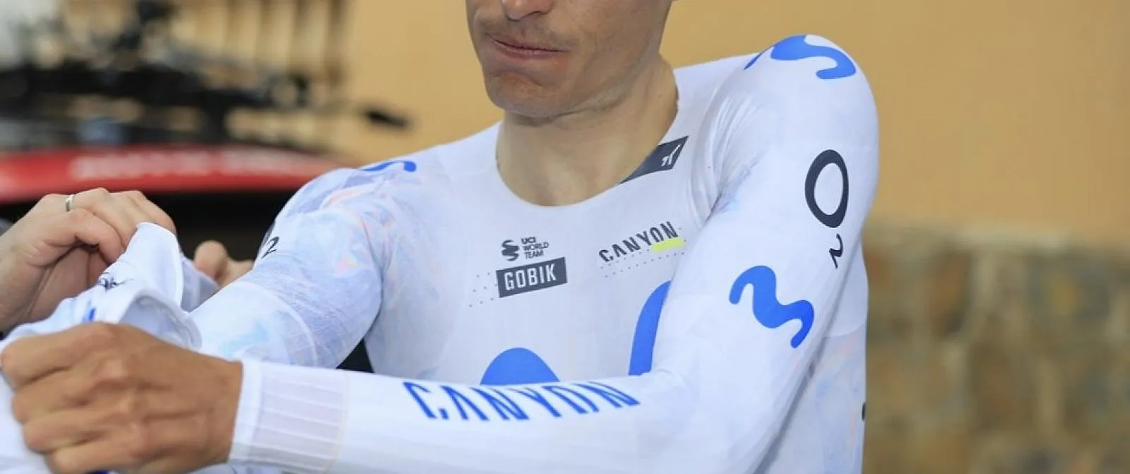 Un adversaire de moins pour Remco : Enric Mas forfait pour l’UAE Tour après une chute à l’entraînement - Belga