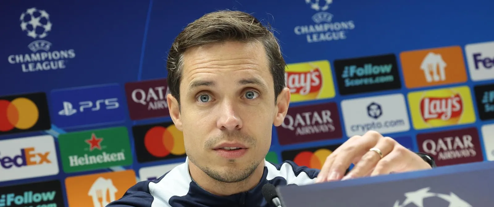 David Hubert réagit au licenciement de Besnik Hasi : « C’est navrant pour le football belge » - Tom Oliver