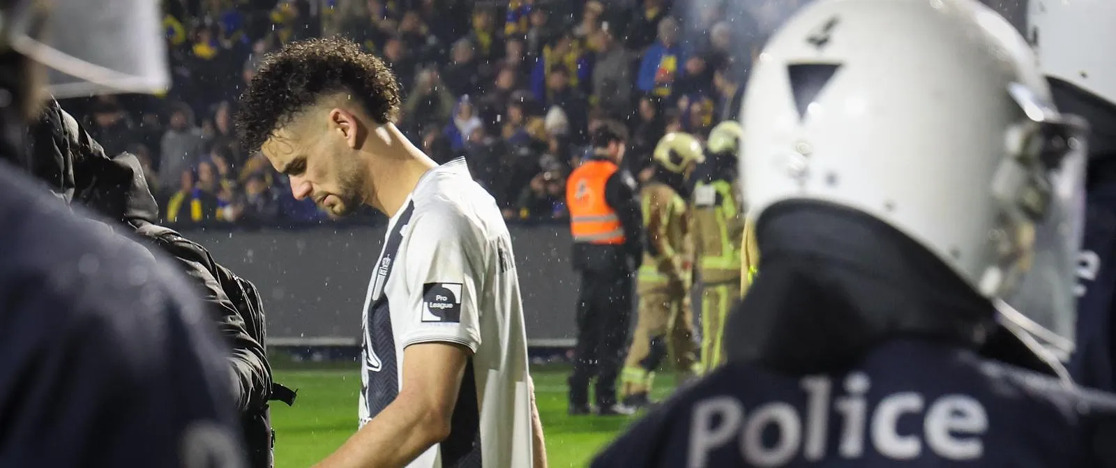 « J’ai l’impression qu’on se fait voler » : le Sporting Charleroi ne digère pas l’exclusion de Titraoui à l’Union (vidéo) - Tom Oliver