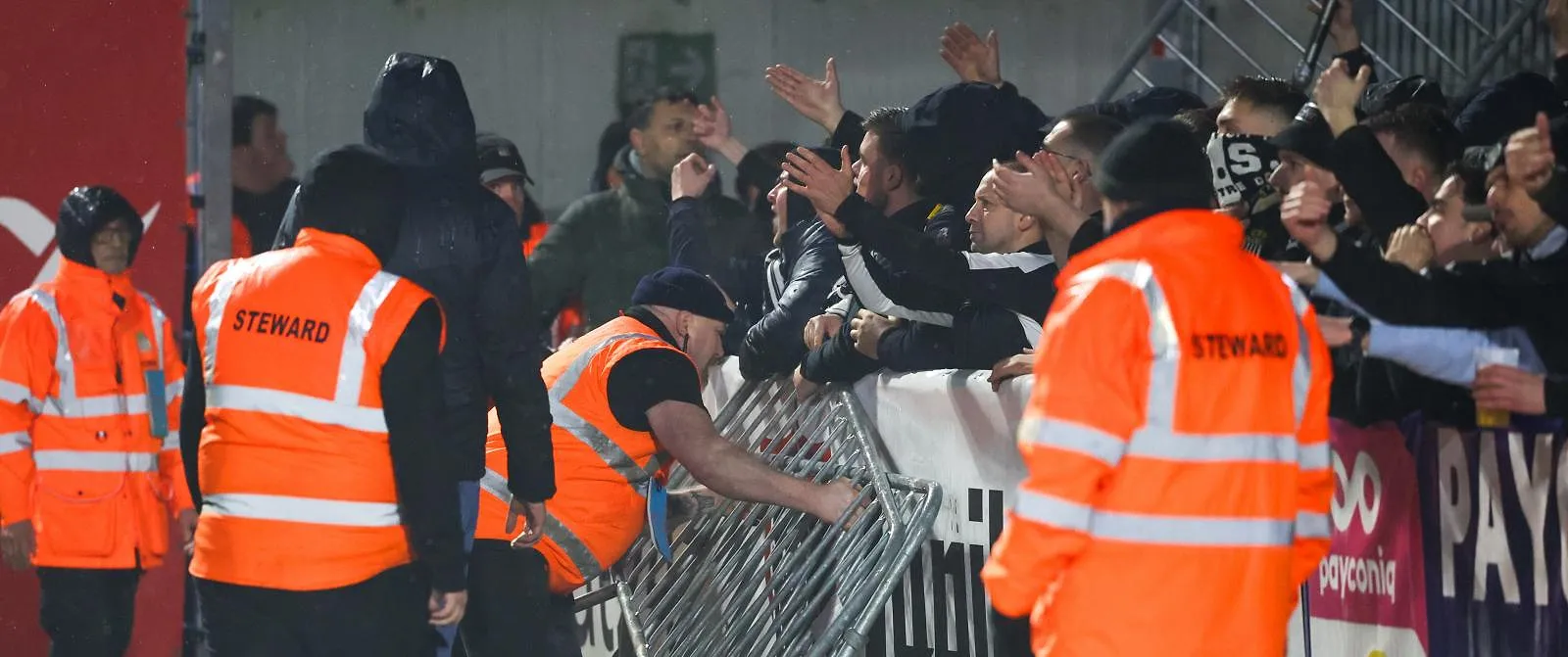 Le Sporting Charleroi « condamne fermement » l’attitude de ses supporters après le match de coupe à l’Union - Belga