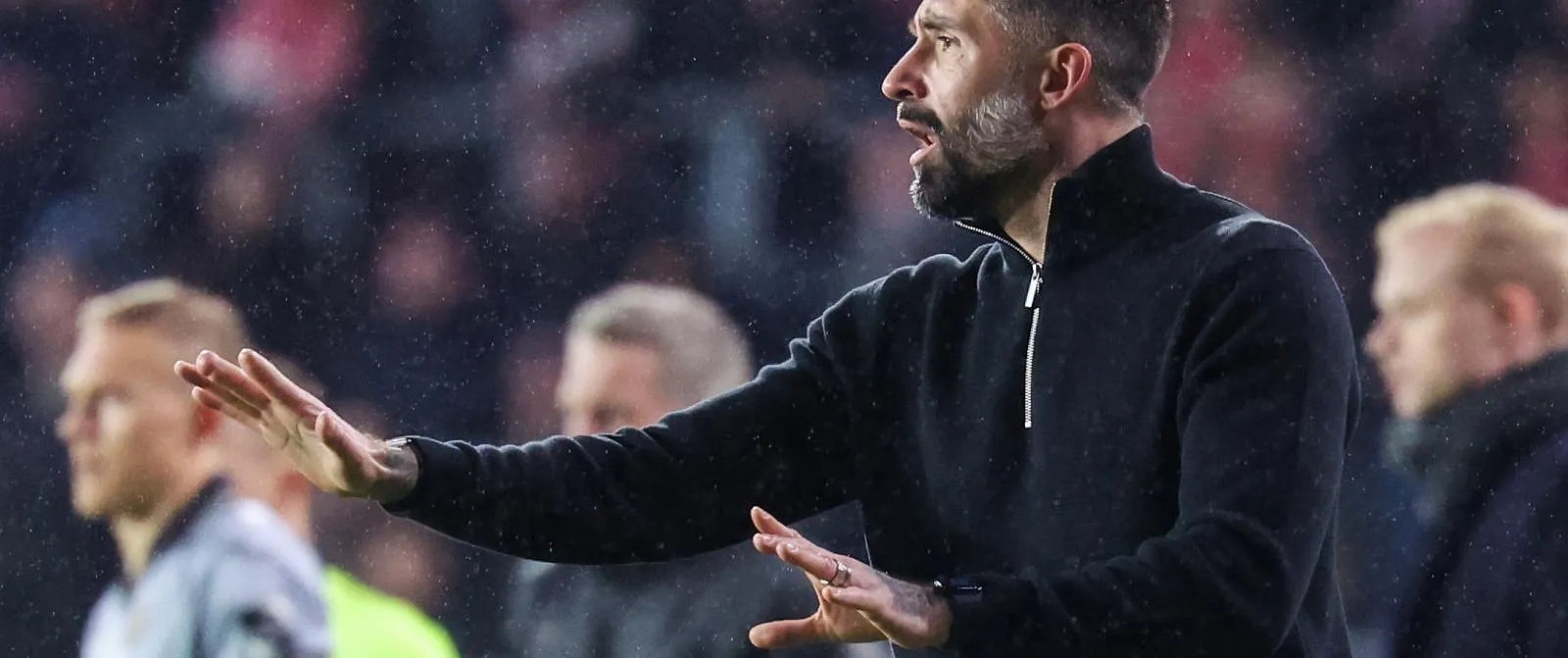 « C’est un cirque permanent » : Marc Delire préface Anderlecht – La Louvière avec deux fans dans « Top Prono » - Tom Oliver