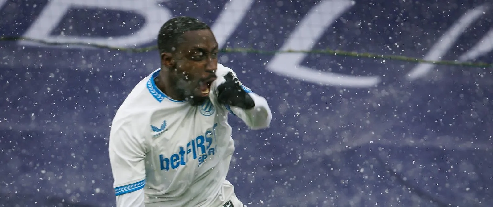 Malgré sa blessure, Carlos Forbs fait bien parti du groupe pour affronter l’Atlético Madrid - Samuel Guadi