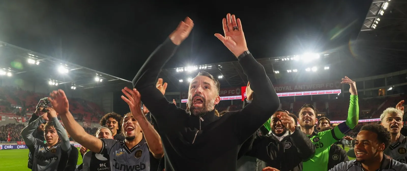 « Le club a été clair et transparent avec moi » : l’incertitude n’inquiète pas Taravel, prêt à rester jusqu’en fin de saison - Jérôme Jordens