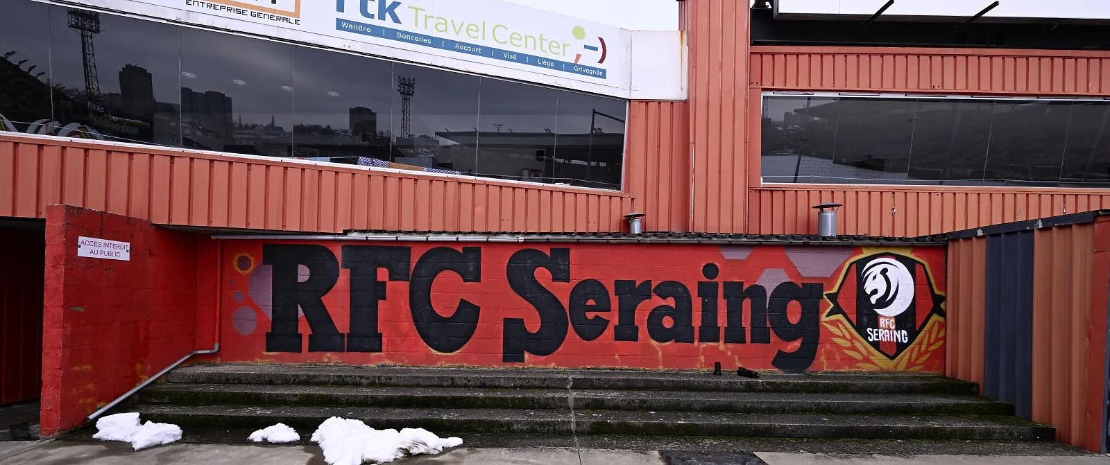 Un incendie s’est déclaré au stade du Pairay : le match entre Seraing et Courtrai est annulé ! - Belga