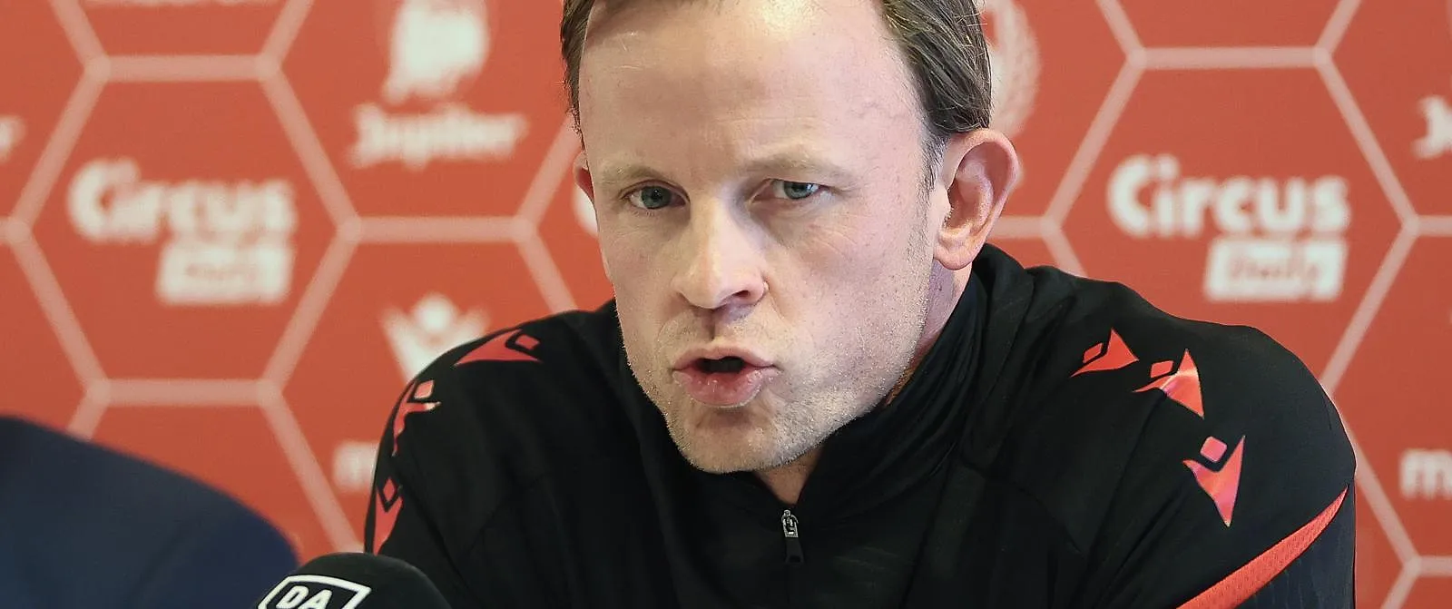 Vincent Euvrard donne des nouvelles sur l’infirmerie du Standard ! - Standard's head coach Vincent Euvrard pictured during a press conference of Belgian soccer team Standard de Liege, Friday 30 January 2026 in Liege, on the next game, a clasico against RSC Anderlecht, in the 'Jupiler Pro League' first division of the Belgian championship. BELGA PHOTO BRUNO FAHY - Guillaume Jans
