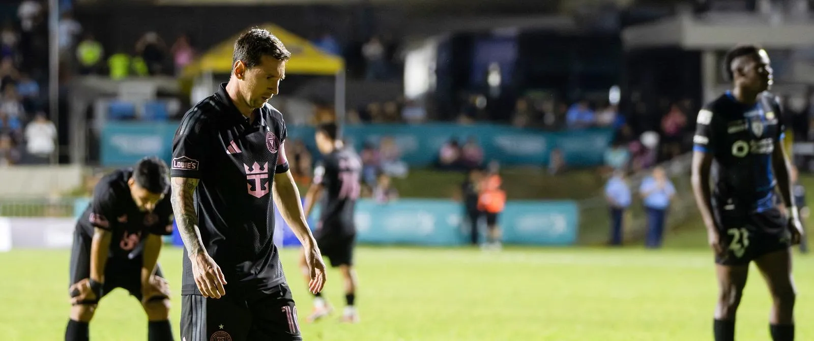 Les deux équipes en noir, Messi taclé par un steward : l’improbable match amical de l’Inter Miami - Jérôme Jordens