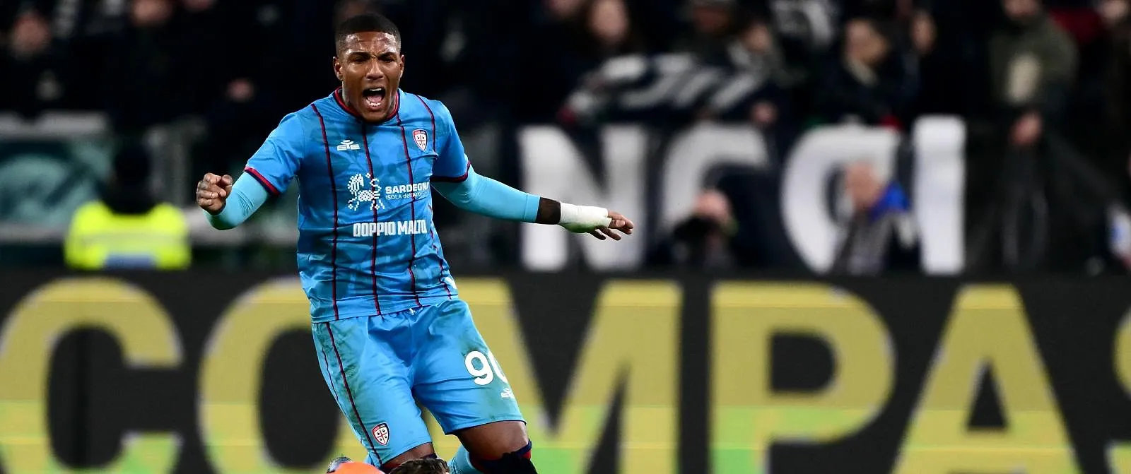 Un missile dans la lucarne depuis la ligne de touche : l’incroyable but de Folarunsho - Jérôme Jordens