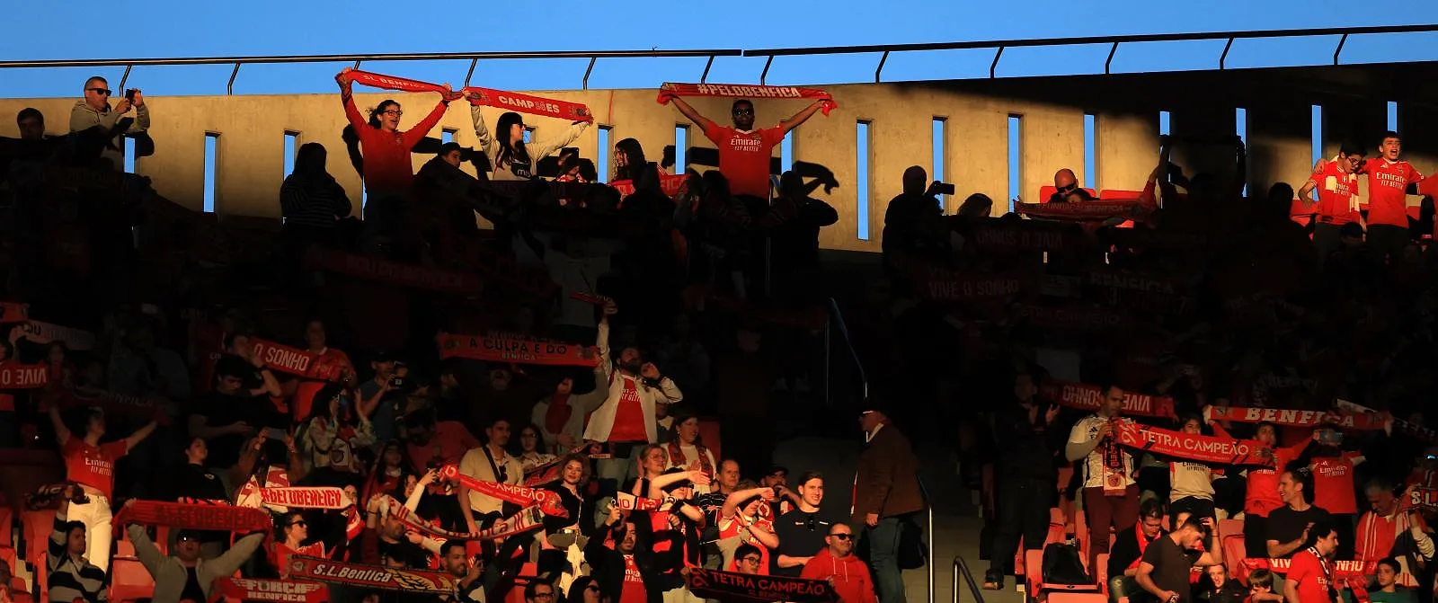 Benfica suspend cinq supporters à la suite de comportements racistes envers Vinicius - Belga