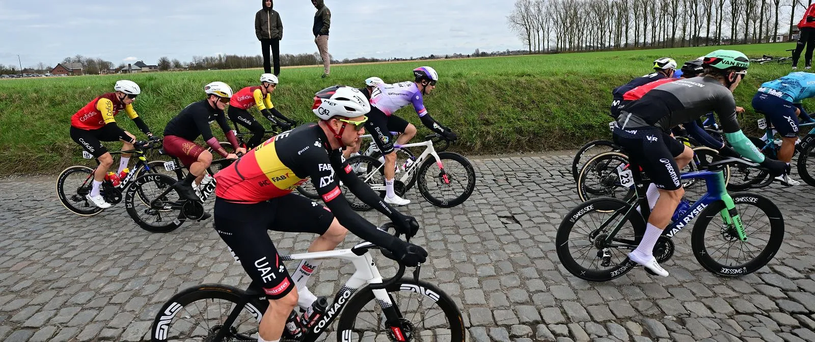Grosse chute à Kuurne et abandon de Tim Wellens ! - Samuel Guadi