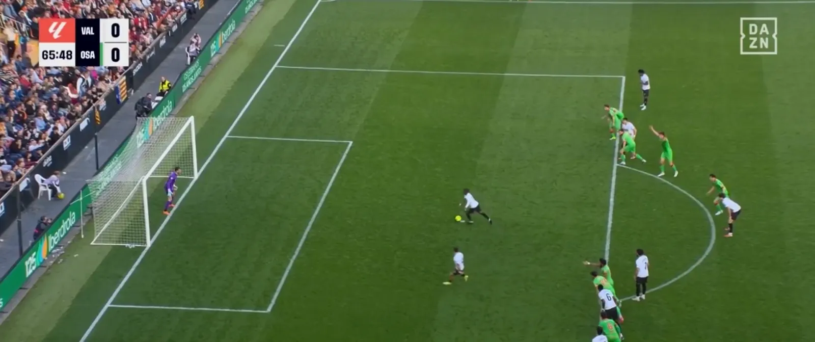 Son équipier est à sa hauteur alors qu’il n’a pas encore tiré, Ramazani doit retirer son penalty - Jérôme Jordens