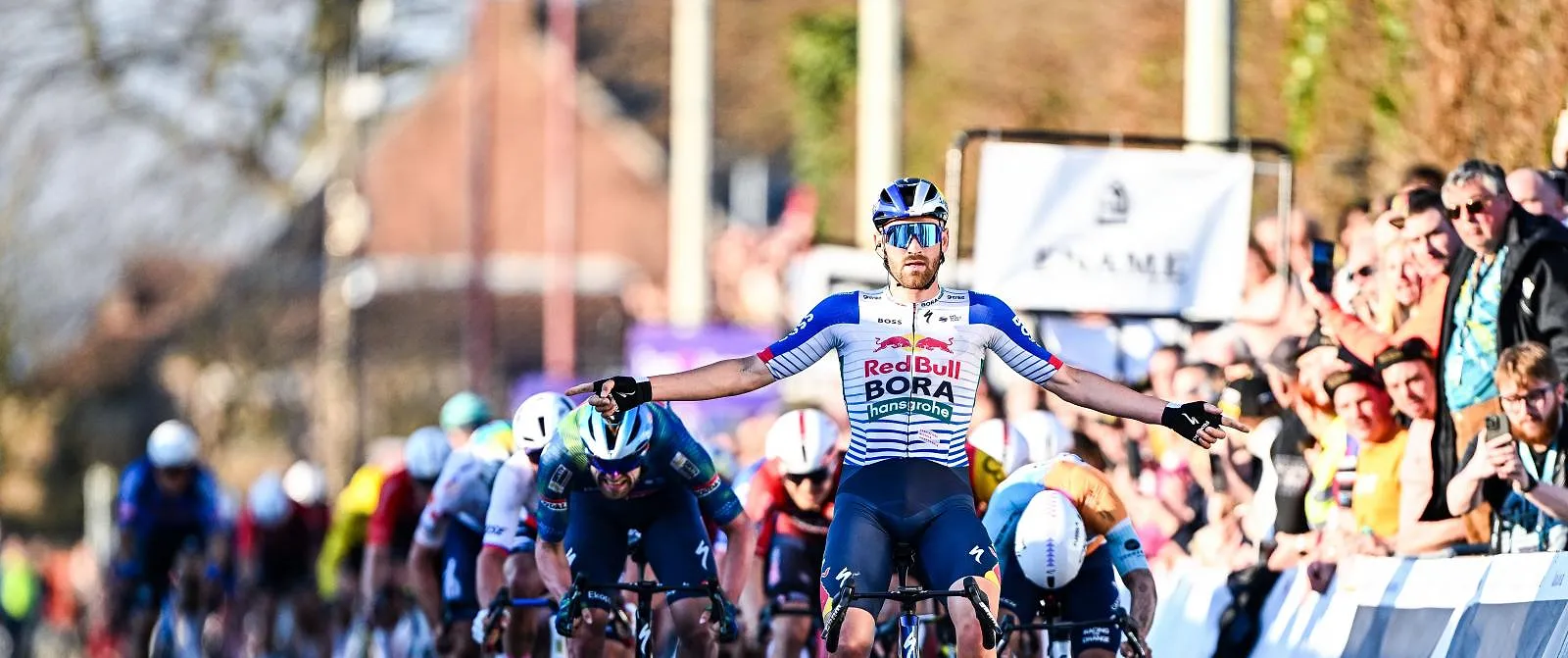 Jordi Meeus s’impose au Samyn, Wout van Aert joue encore de malchance - Belga