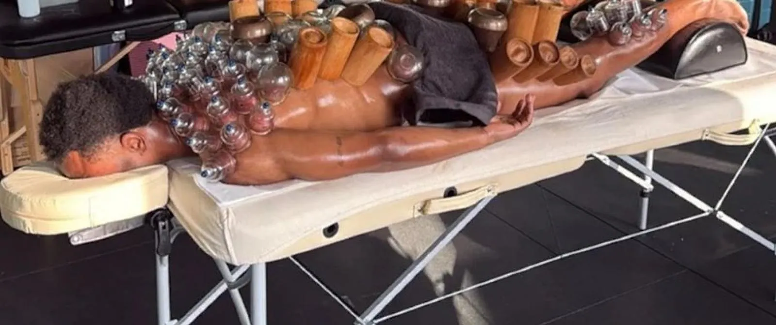 Le « cupping », cette étrange méthode de récupération testée par Loïs Openda - Guillaume Jans