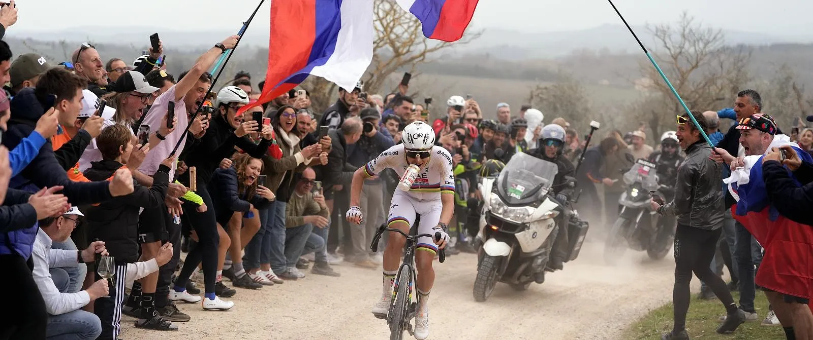 Tout simplement trop fort : Tadej Pogacar part en solo à 80 km de l’arrivée, et remporte pour la troisième fois consécutive, les Strade Bianche - Belga